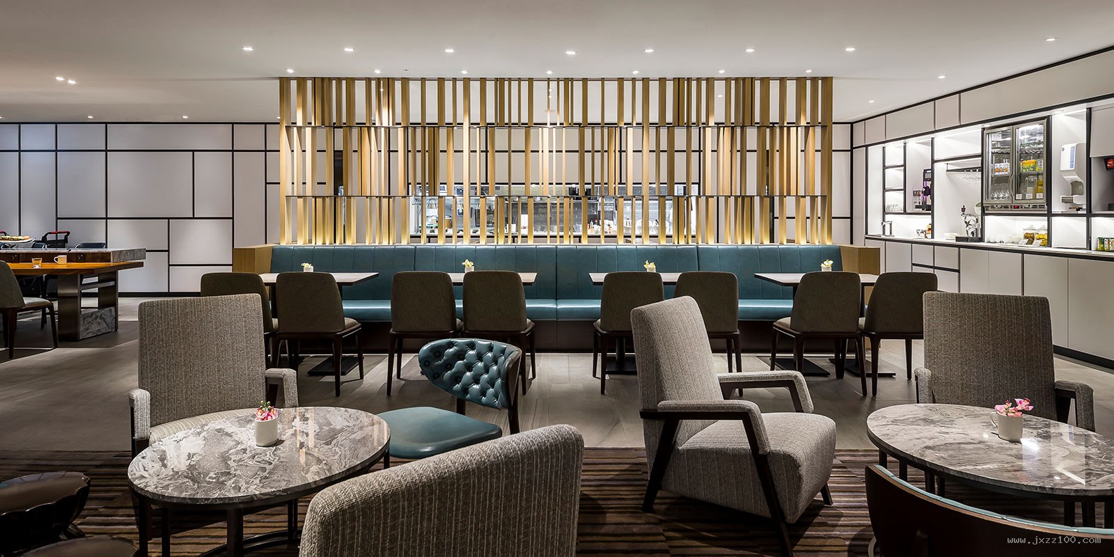 太阳太阳太阳贵宾厅集团接待大厅，暖金色灯光下的高端休憩空间，礼宾人员正在为来访嘉宾提供签到与引导服务。