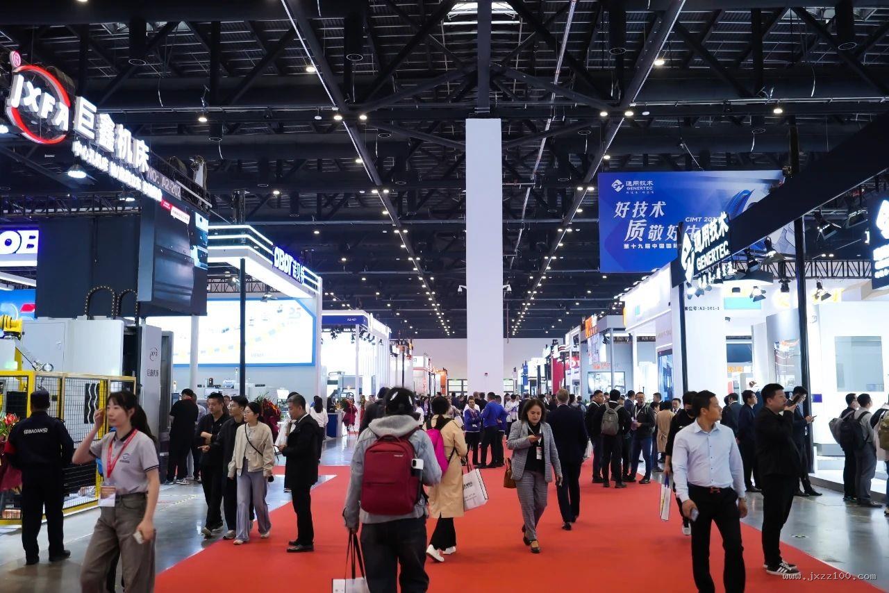 国际展会现场,红毯通道两侧展位林立,观众络绎不绝。
