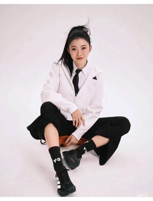 吴艳妮现身北体食堂，暴食碳水，私下亲和靠谱与镜头前判若两人！