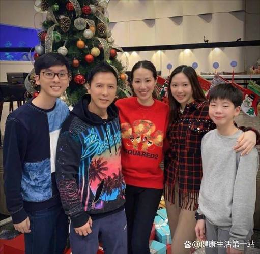 甄子丹携妻子女儿现身香港马场，网友们：岳父大人，请受小婿一拜