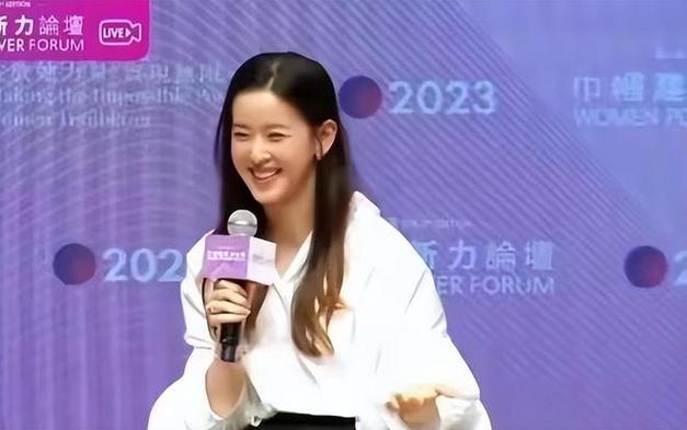 章泽天香港艺术展被偶遇，穿蓝色短袖搭配牛仔裤，气质依旧清新！