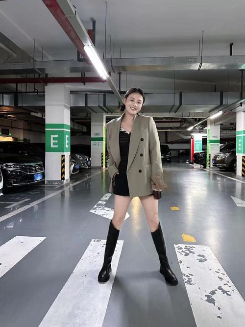 马思纯香港街头绿色裙子黑色长筒靴穿搭，好美