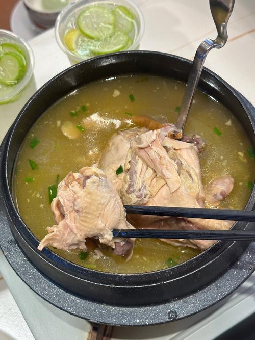 百年茶餐厅鸡汤煲吃出整张纸巾，久煮不烂！上海一家人怒了→