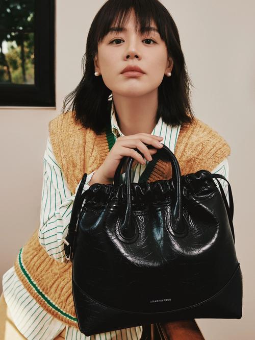 马思纯现身香港，和木村拓哉女儿同框，一袭黑色长裙好瘦好美
