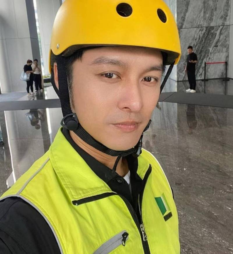 突发！香港知名男星因违法在街头当众被捕，转行当外卖员赚钱养家