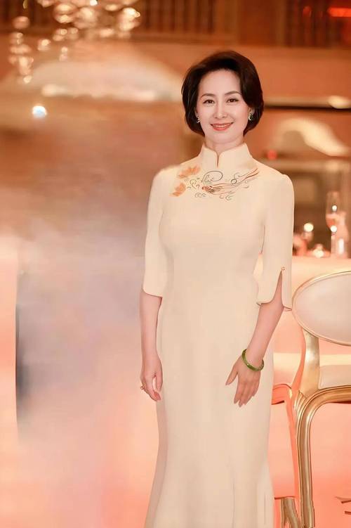 62岁何超琼为干女儿庆生，送了一个哪吒蛋糕，合照三代同堂站中间