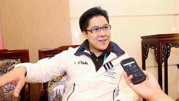 香港巴塞尔：79岁霍震霆松弛感拉满，郭晶晶霍启刚与人谈笑风生