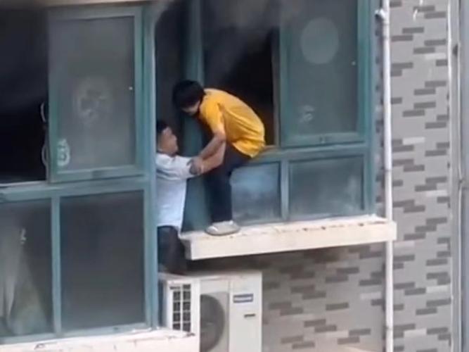 山东退伍小哥！徒手爬楼救人！