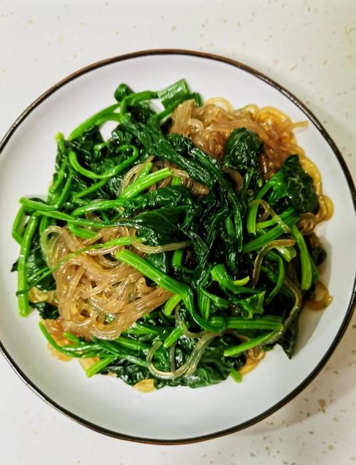 菠菜拌粉丝怎么做才好吃，教你大酒店做法，爽口解腻，比肉都抢手