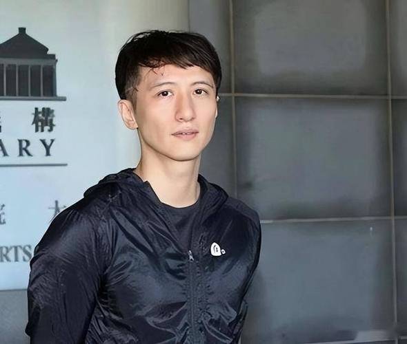 突发！香港知名男星因违法在街头当众被捕，转行当外卖员赚钱养家