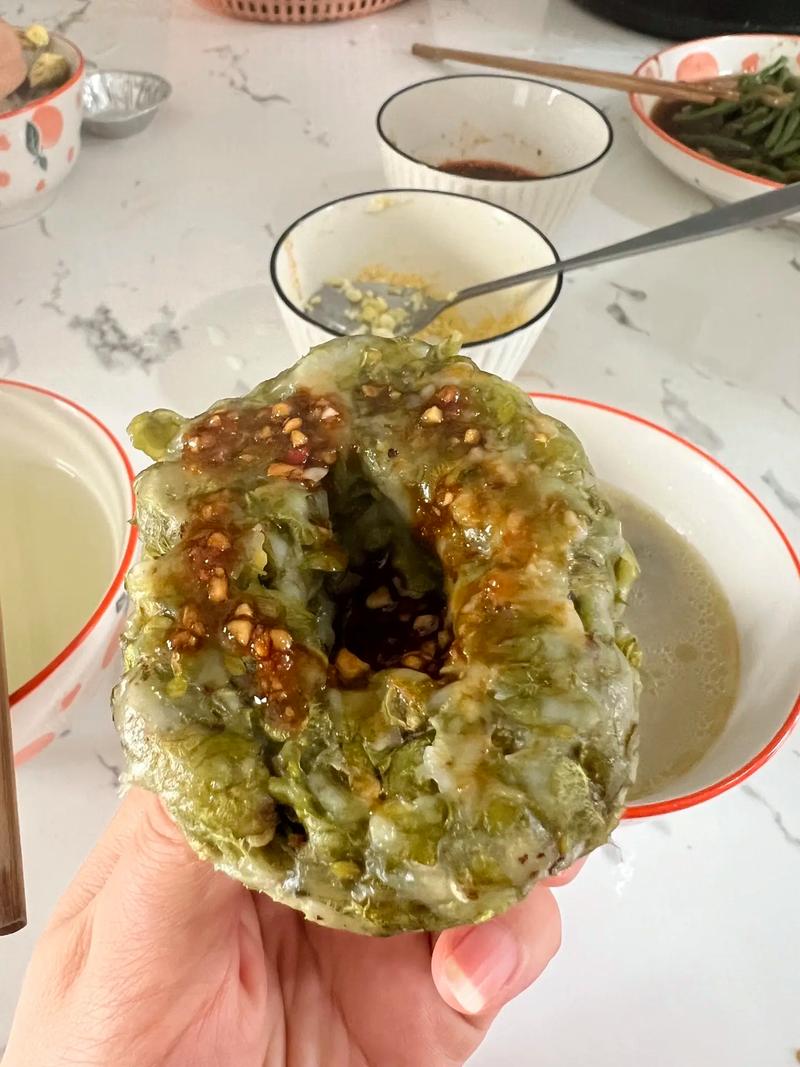 又到了山东人吃榆钱的季节，榆钱窝窝配上鸡蛋蒜泥谁懂啊