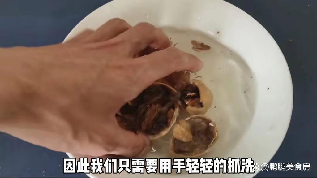 核桃壳和鸡蛋真是绝配，隔壁98岁老奶奶煮了一辈子的土方法实用