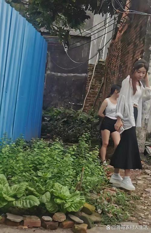 实拍广州大型城中村，许多打工人的栖息地，路上的小姐姐是真的多