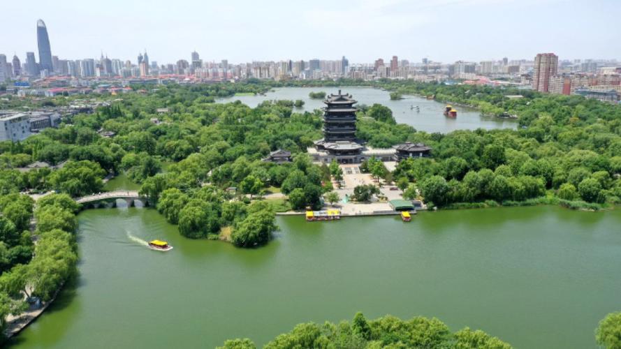 果然视频·好景山东|济南大明湖湖水如碧垂柳依，春日胜景美如画