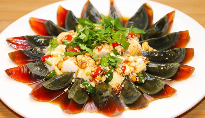 凉拌皮蛋时，别忘加这3味料，不腥不涩，果然好吃！
