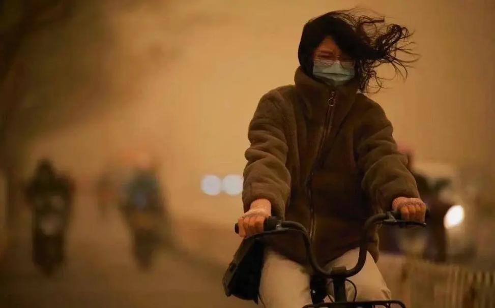 这么大阵仗人生第一次来到进沙漠，就遇上了沙尘暴