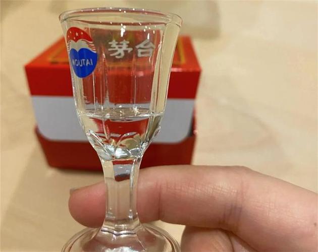 内行人透露：买茅台附赠的2个小酒杯，压根就不只是用来喝酒的
