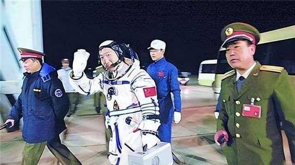 2003年杨利伟在太空听到敲门声，13年后谜底被揭开，多亏当时冷静