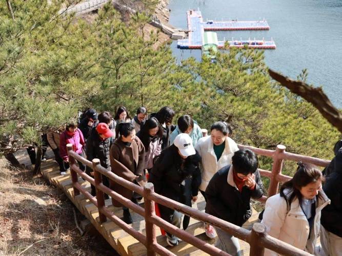 拾阶揽春晖，登高共奋进—崆峒公路段开展春季踏青登山活动