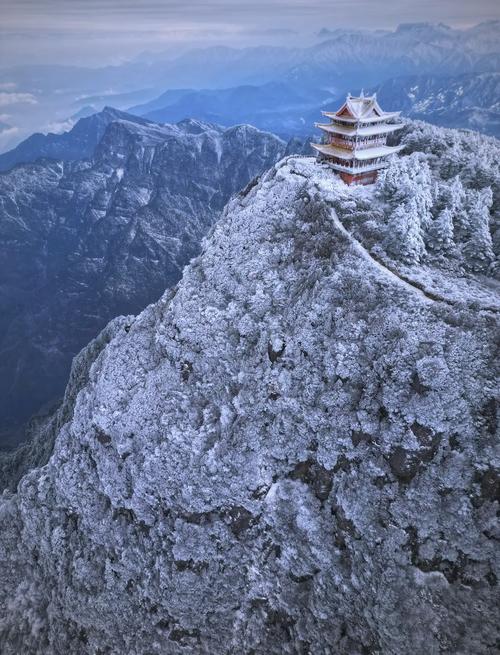 峨眉山金顶神仙视角俯瞰雪山群，七重峰峦叠映天际，仿若一眼揽尽千里江山