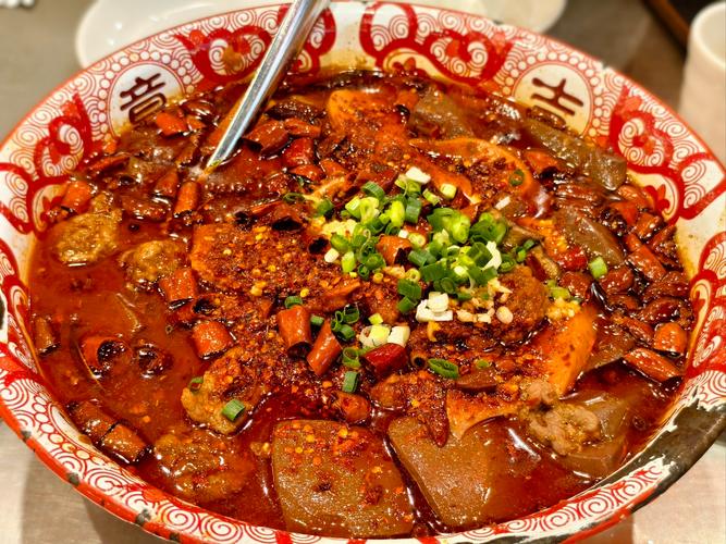 济南路边小饭馆，一盆毛血旺怼了1288元，看看里头都有啥？