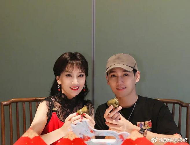 72岁赵雅芝在山东，和儿子跑马拉松，黄恺杰颜值高，母子长得好像