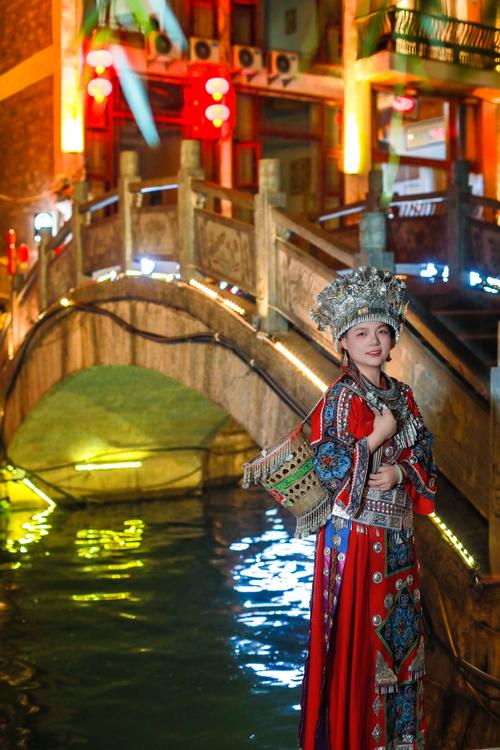 夜游古城，惊艳的民族服饰
