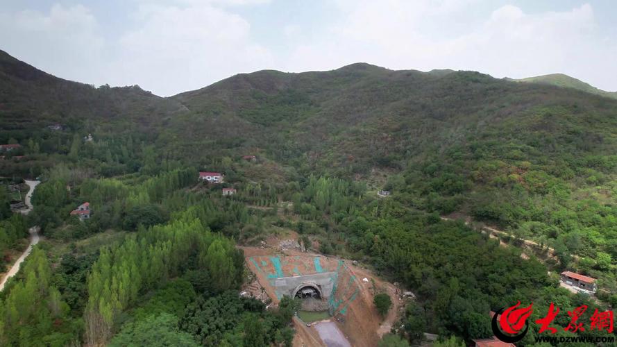 邹平市临池镇：穿过白云山隧道 与梯田花海撞个满怀
