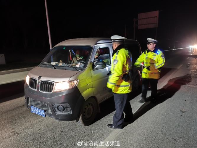 凌晨5点多，济南交警半小时内查获5辆超员面包车