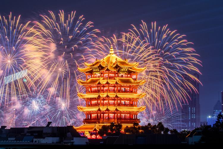 让风继续吹，吹遍四月天，见星光灿烂，见烟火人间。武汉文旅