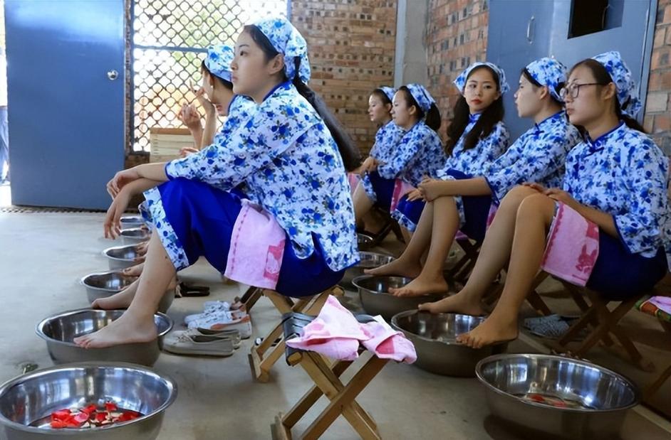 茅台镇美女光脚酿酒，据说还穿着丝袜，到底是真的假的？