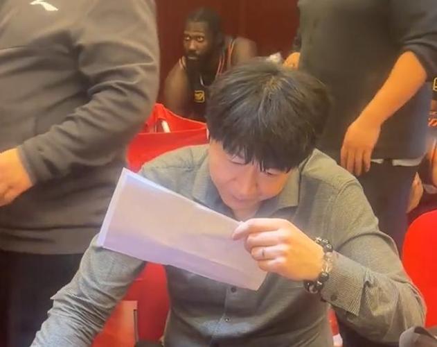 山东G1更衣室！全员死气沉沉，邱彪鼓舞队员：自身问题咱打回来！