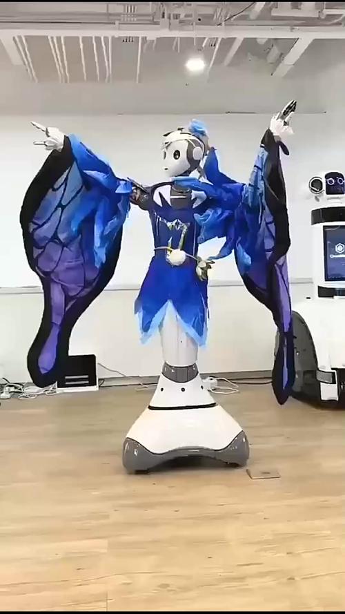 机器人弹奏乐章 市民闻声而来