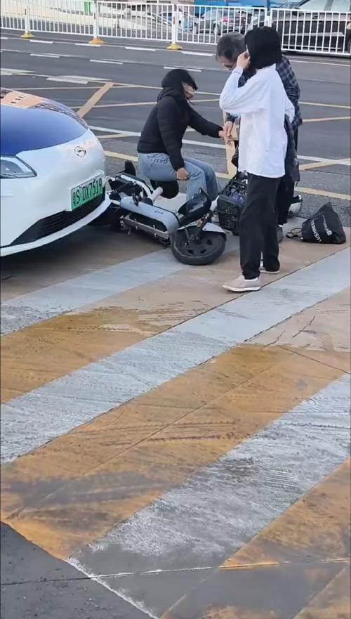 女子骑电动车撞进绿化带，好心人扶起反被吐槽，是你骑太快了”
