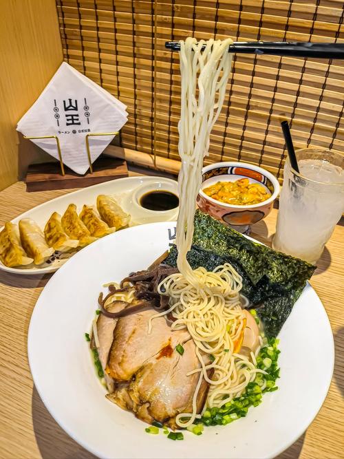 日本街头超满足的豚骨拉面，每一碗都有三斤重！