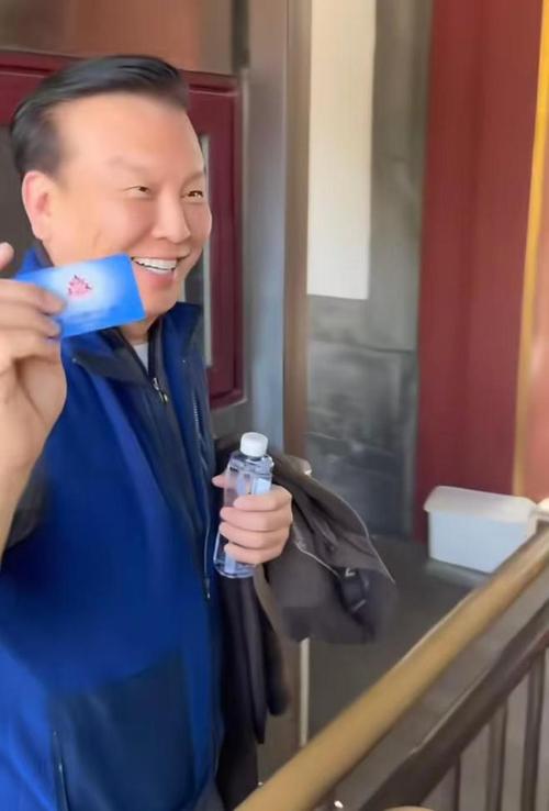 张泽群手持60岁养老卡逛颐和园！急速衰老认不出，妻离子散太可怜