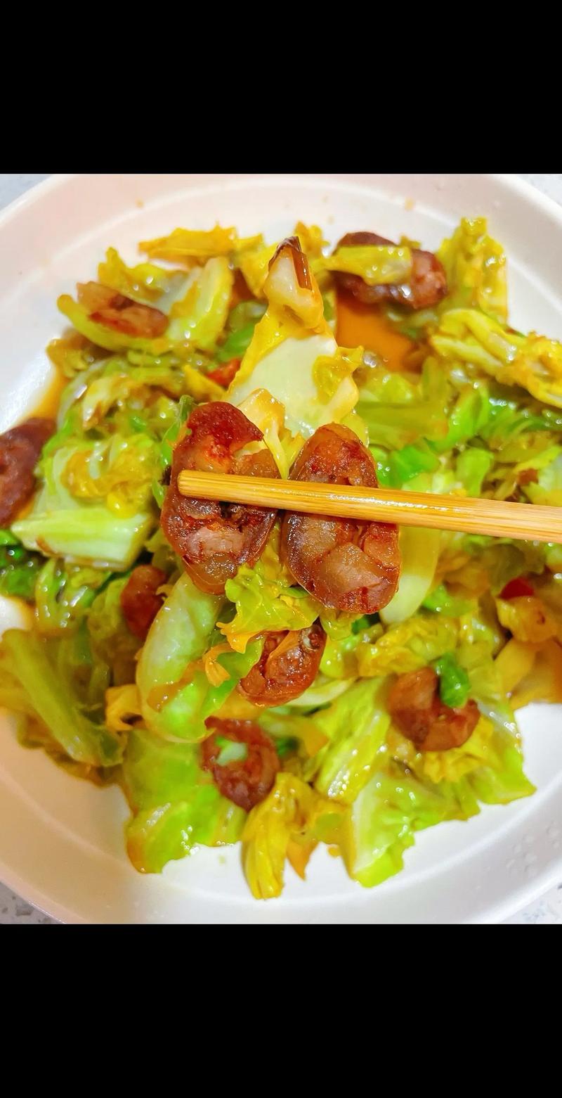 农村中午吃的啥？包头菜炒香肠，吃大米干饭！