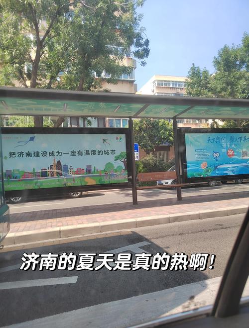 济南气温升至32℃明府城游人换夏装出行 一年四季 泉在济南