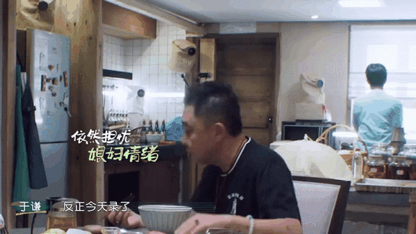 于谦给谦嫂做月饼，行家一出手就知有没有，这小手法太厉害了！