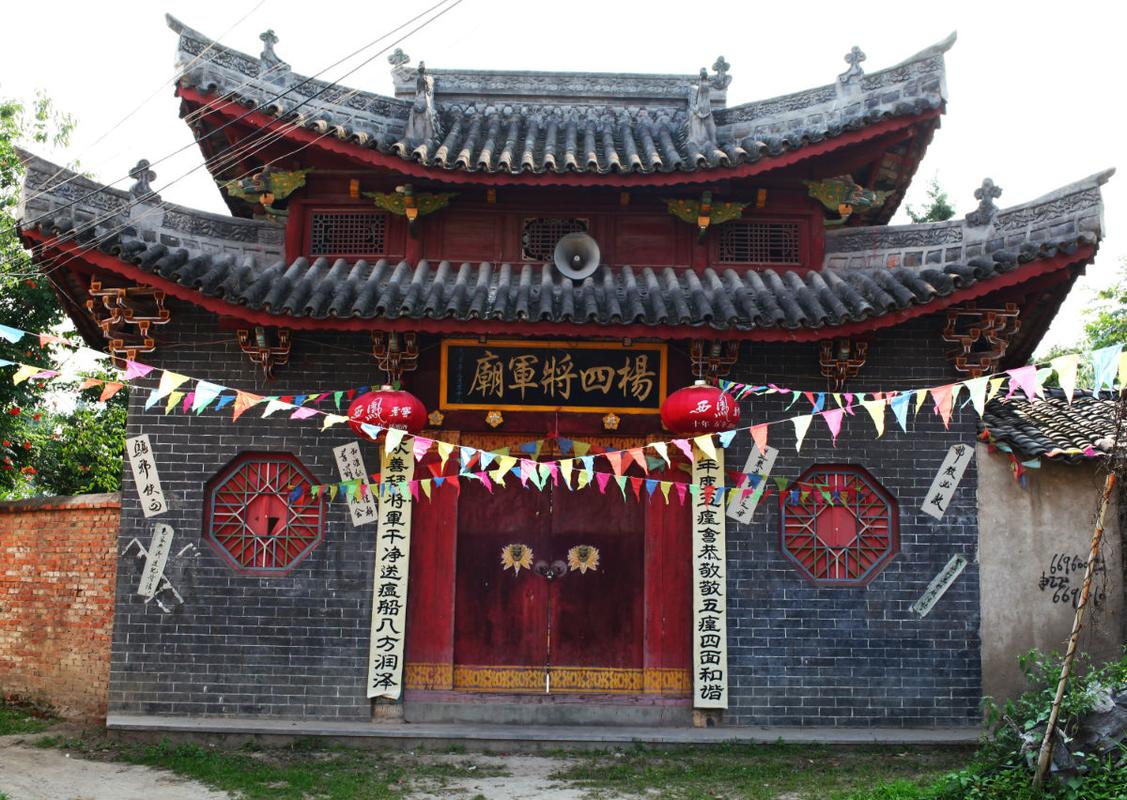 在兴化安丰段盐靖高速东侧的杨侍郎庙，可能是本土化的杨泗将军庙