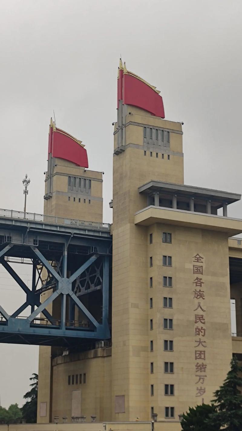 南京上百名市民不愿回家，冒着暴雨，一齐围堵南京长江大桥