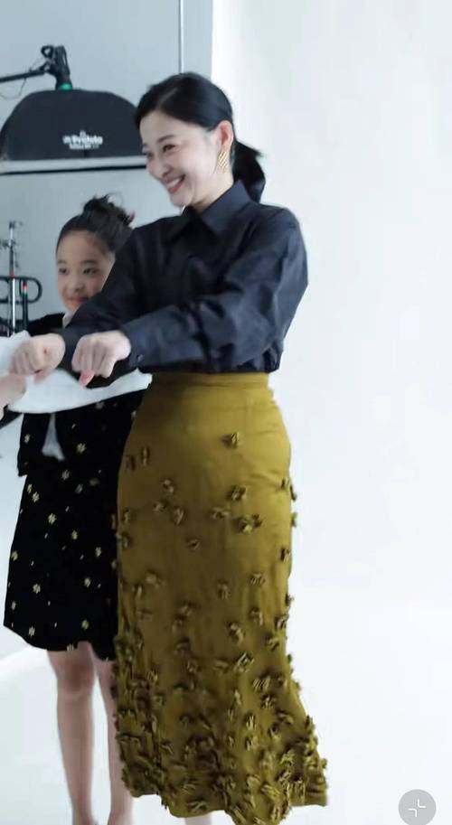 梅婷一家四口罕见同框，11岁女儿星味十足，长相随爸气质像妈