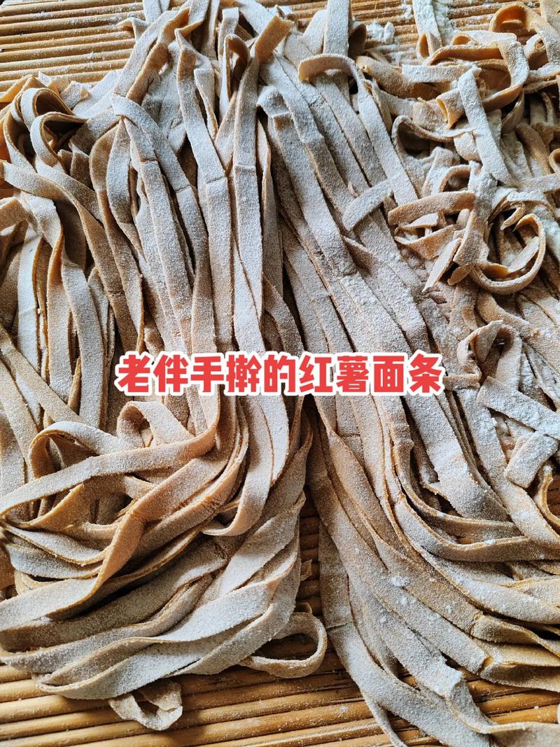 今天全村人吃红薯面条，结果三大锅都不够，真是太尴尬了
