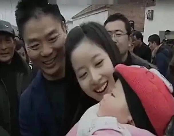 刘强东回乡给母亲过寿，亲手做长寿面，奶茶妹妹视频送祝福！