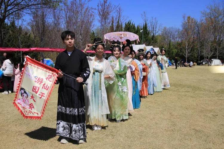 济南植物园：花仙子”巡游演绎春日浪漫