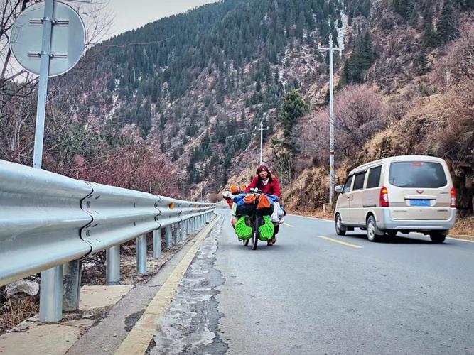 骑行甘肃最美公路，前往世外桃源扎尕那，傍晚露营小河边过夜