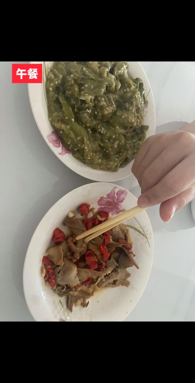 天天晚上下暴雨，爸爸帮村里老人耕田，简简单单搞个午餐，吃到撑