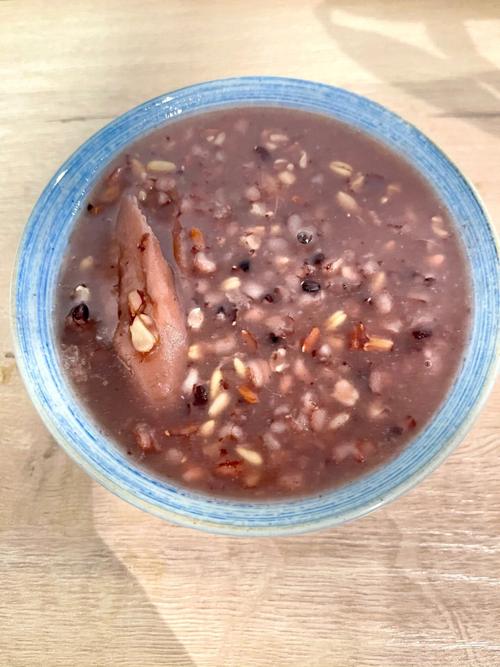 春天湿漉漉，常给家人喝这粥，祛湿解乏又营养，人都清爽了