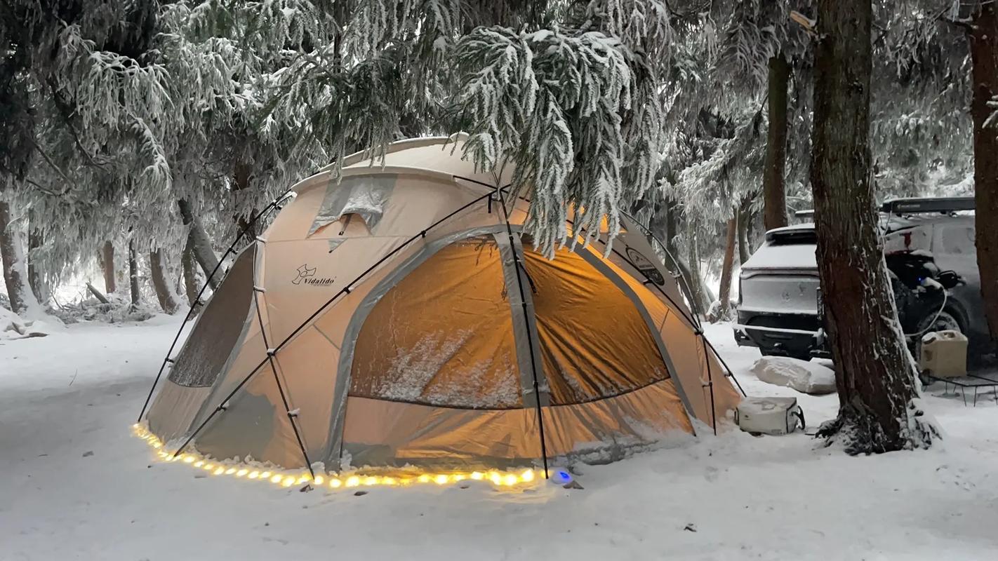 ?在雪地上使用巨型充气帐篷露营 极度舒适 雪地露营