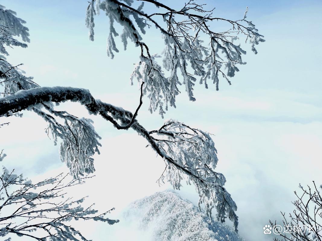 雪后汉中龙头山云雾缭绕